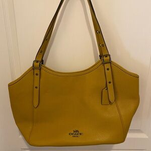 204 Coach pebble large shoulder bag in mustard